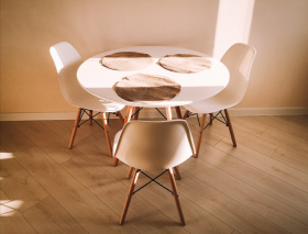 Стол интерьерный круглый обеденный БАРНЕО Т8 Barneo T 8 / DOBRIN CHELSEA`80, на деревянных ножках, D-80 см, Eames style